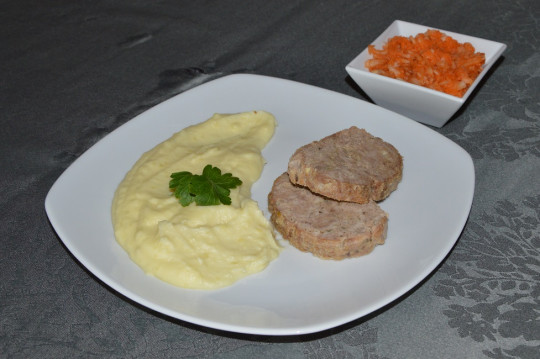 38. Dušená sekaná pečeně, bramborová kaše, mrkvový salát