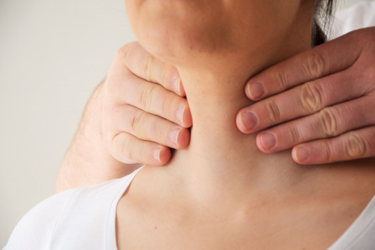 4. Vyšetření štítné žlázy pohmatem