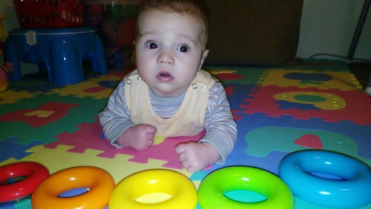 33. Poloha na břiše, opora o předloktí – 3.měsíc