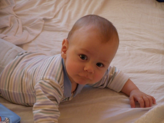 34. Poloha na břiše „ pase hříbátka“ – 4.měsíc