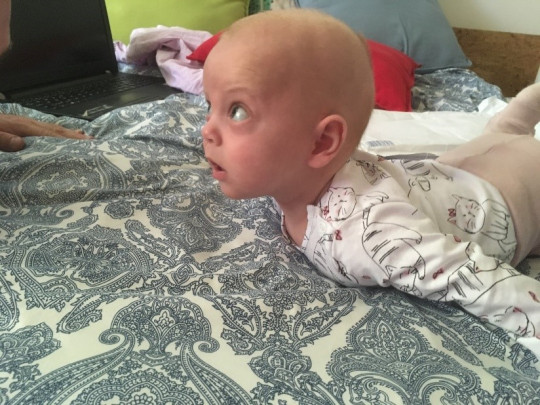 35. Poloha na břiše – „dítě letí“