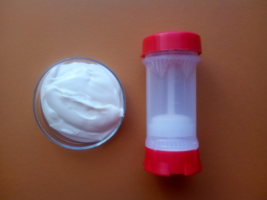 6. Ukázka transdermálního základu PENTRAVAN® a speciálního aplikátoru TOPI-CLICK®