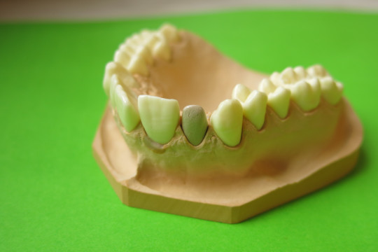 5. Vypálená krycí vrstva barevné izolace na kovové konstrukci